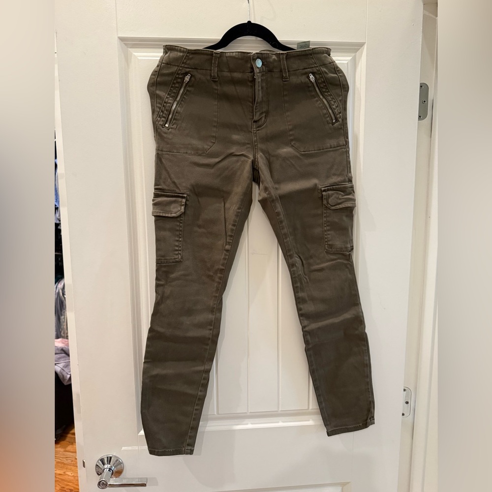 Level 99 khaki green ankle cargo pants.  Super cute on.  Worn only a few times.